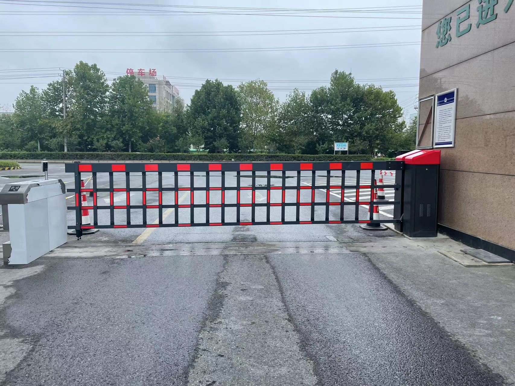 空降閘+車牌識別+通道閘+人臉識別