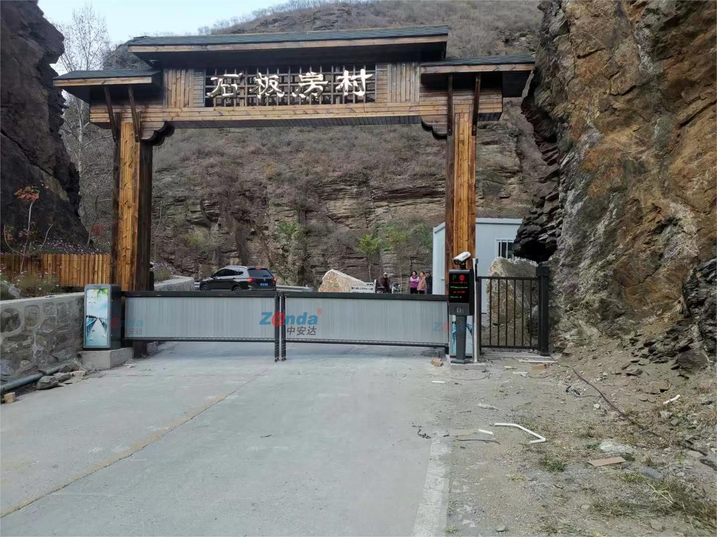石板房村車牌識別+廣告道閘+人臉識別